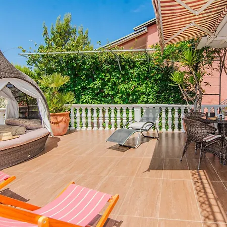 Rustical With Traditional Tavern & Pool فيلة