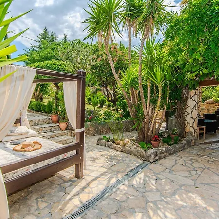 Rustical With Traditional Tavern & Pool ماسلينتسا