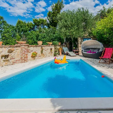 Rustical With Traditional Tavern & Pool فيلة ماسلينتسا