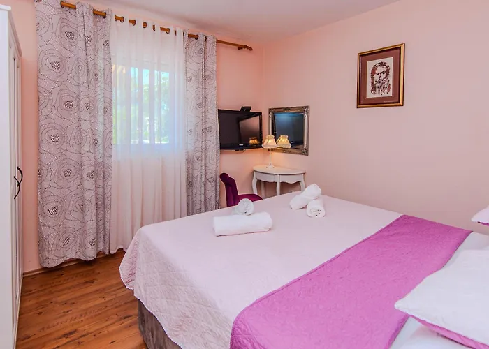 Villa Rustical With Traditional Tavern & Pool *